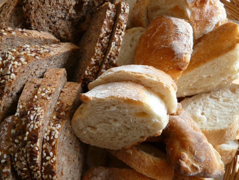 tranches de pain complet et de baguette blanche, gros plan